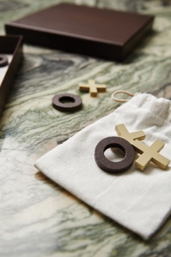 Logotrade Werbegeschenke das Foto: VINGA ‚Drei in einer Reihe‘ – Coffee Table Game