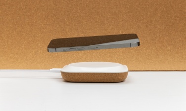 Logotrade werbemittel das Foto: Oregon Wireless-Charger aus RCS recyc. Kunststoff & Kork