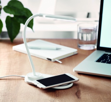 Logotrade werbemittel das Foto: Tischleuchte und Ladegerät 10W
