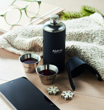 Logotrade werbemittel das Foto: Flasche mit Schnapsbechern