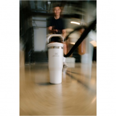 Logo trade meene pilt: Stanley 890 ml IceFlow™ kõrrega termoskruus