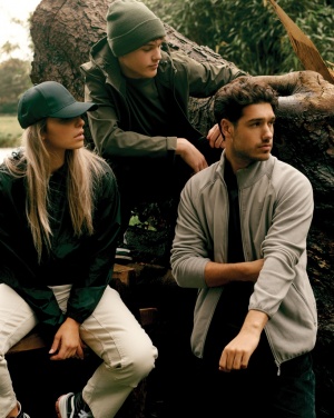 Logo trade ärikingi pilt: Iqoniq Logani taaskasutatud polüestrist tuulejope