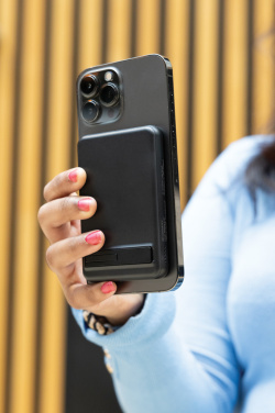 Logotrade reklaamtoote foto: Zen RCS plastk 5000 mah 5W magnetiline bambusest akuank