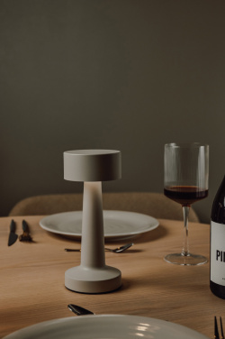 Logotrade reklaamtooted pilt: VINGA Maris RCS metallist ja taaskasutatud ABS-ist laualamp