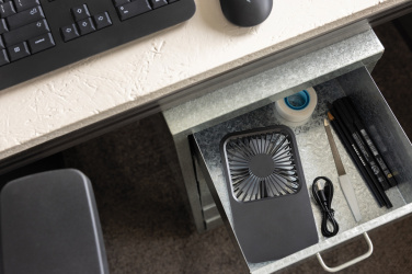 Logo trade firmakingituse pilt: Aervina RCS taaskasutatud plastist laetav lauaventilaator