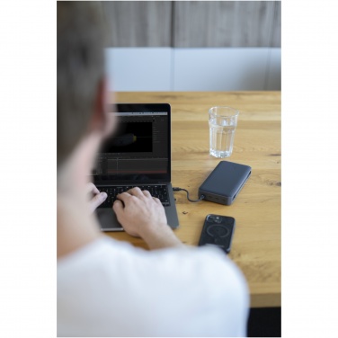 Logotrade liikelahja mainoslahja kuva: Xtorm XB403 Titan Ultra 27 000 mAh 200 W:n kannettavan tietokoneen varavirtalähde