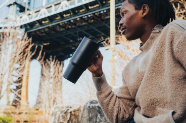 Лого трейд pекламные подарки фото: Стакан Embrace deluxe RCS из переработанной нержавеющей стали 900 мл