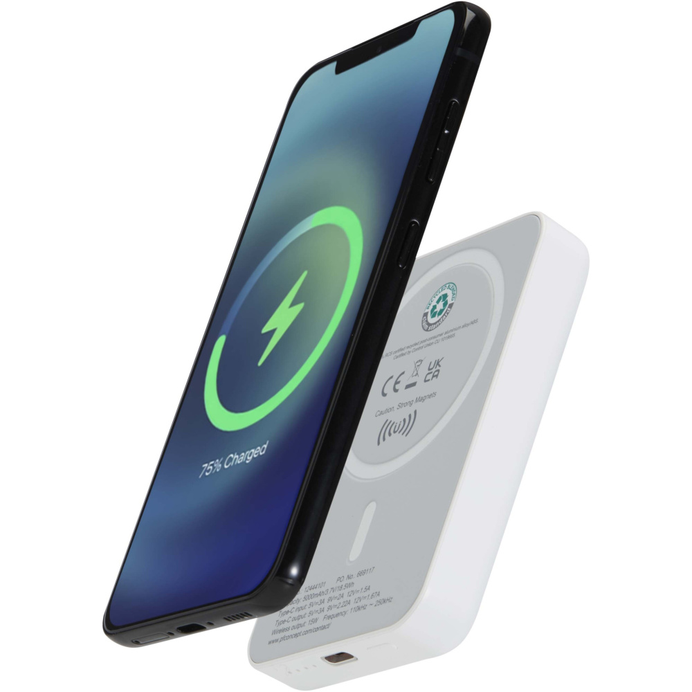 Лого трейд бизнес-подарки фото: Acrab магнитное беспроводное портативное зарядное устройство емкостью 5000 мАч, мощностью 15 Вт, с питанием 20 Вт — изготовлено из переработанного пластика