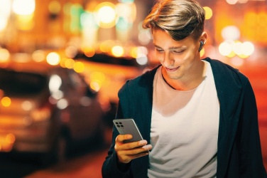 Logotrade reklamprodukter bild: Motorola IPX5 TWS MOTO öronsnäckor 85